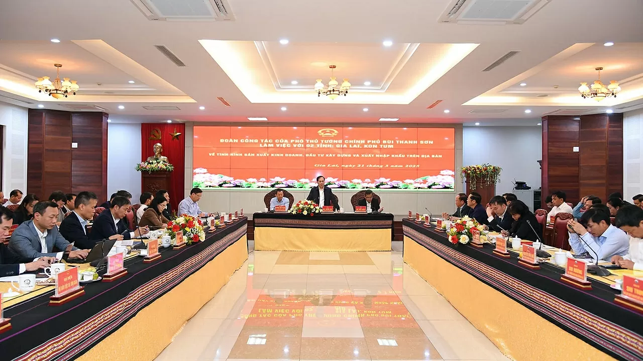 Phó Thủ tướng đánh giá cao hai địa phương đã chủ động xây dựng kịch bản và khẳng định quyết tâm đạt mức tăng trưởng cao hơn mục tiêu Chính phủ giao. (Ảnh: Hải Minh) Phó Thủ tướng đánh giá cao hai địa phương đã chủ động xây dựng kịch bản và khẳng định quyết tâm đạt mức tăng trưởng cao hơn mục tiêu Chính phủ giao. (Ảnh: Hải Minh)