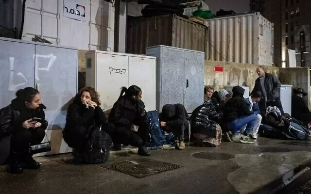 Người dân tại Jerusalem tìm nơi trú ẩn khi có báo động về tên lửa đang bay tới từ Yemen, ngày 20/3. (Nguồn: Flash90) Người dân tại Jerusalem tìm nơi trú ẩn khi có báo động về tên lửa đang bay tới từ Yemen, ngày 20/3. (Nguồn: Flash90)