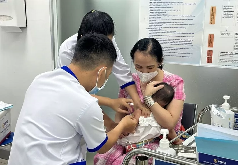 Tiêm vaccine phòng bệnh sởi cho trẻ tại Hệ thống tiêm chủng VNVC. (Nguồn: QĐND)