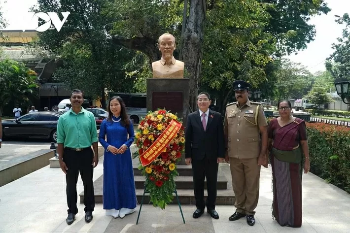 Phó Chủ tịch Quốc hội Nguyễn Đức Hải đặt hoa tại tượng Chủ tịch Hồ Chí Minh trong khuôn viên Thư viện Thủ đô Colombo, Sri Lanka.