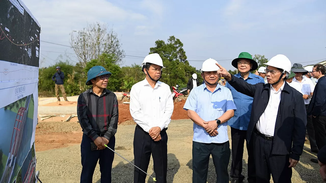 Phó Thủ tướng Bùi Thanh Sơn khảo sát tiến độ dự án Đường hành lang kinh tế phía đông (đường tránh Quốc lộ 19) tỉnh Gia Lai. (Ảnh: Hải Minh)