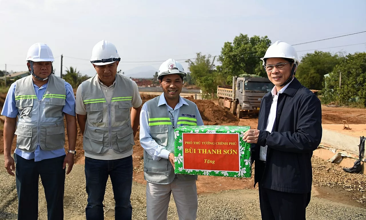 Phó Thủ tướng tặng quà động viên cán bộ, kỹ sư trên công trường dự án. (Ảnh: Hải Minh) Phó Thủ tướng tặng quà động viên cán bộ, kỹ sư trên công trường dự án. (Ảnh: Hải Minh)