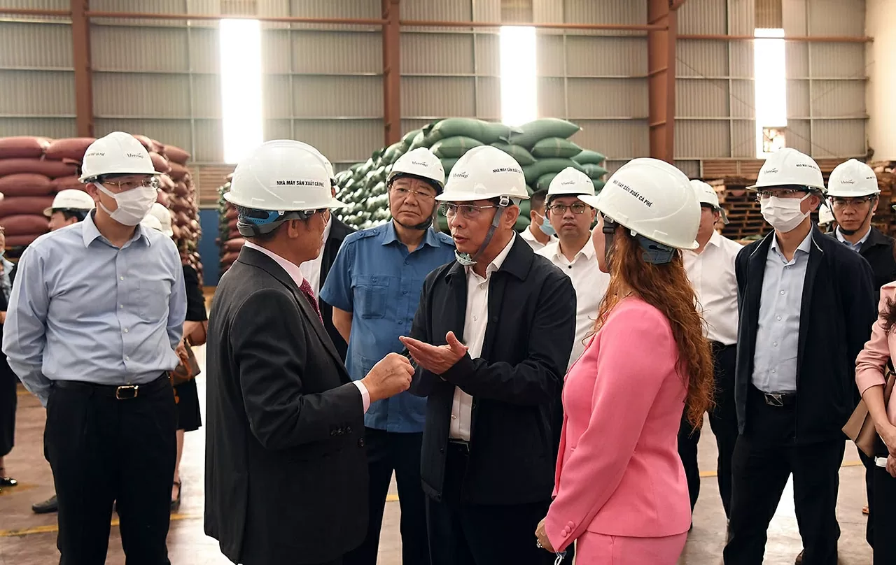 Phó Thủ tướng Bùi Thanh Sơn đến thăm Công ty TNHH Vĩnh Hiệp-doanh nghiệp xuất khẩu cà phê lớn nhất Việt Nam tại Gia Lai. (Ảnh: Hải Minh) Phó Thủ tướng Bùi Thanh Sơn đến thăm Công ty TNHH Vĩnh Hiệp-doanh nghiệp xuất khẩu cà phê lớn nhất Việt Nam tại Gia Lai. (Ảnh: Hải Minh)
