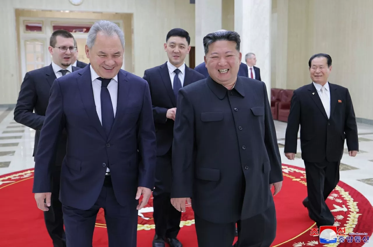 Chủ tịch Triều Tiên Kim Jong Un và Thư ký Hội đồng An ninh Nga Sergey Shoigu trong cuộc gặp tại Bình Nhưỡng, Triều Tiên, ngày 21/3. (Nguồn: KCNA)