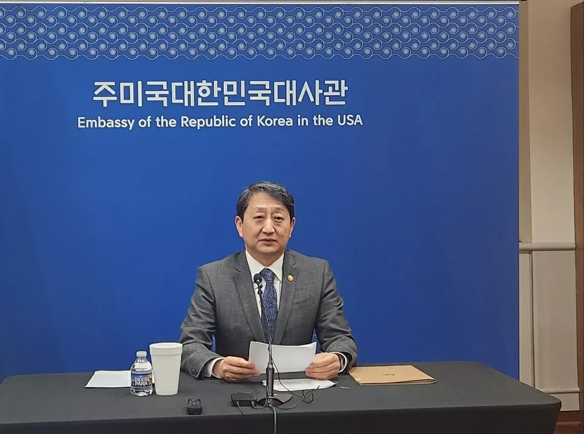 Bộ trưởng Công nghiệp Ahn Duk-geun phát biểu trong cuộc họp báo ở Đại sứ quán Hàn Quốc tại Washington, ngày 21/3, sau cuộc gặp với Bộ trưởng Năng lượng Mỹ Chris Wright. (Nguồn: Yonhap)