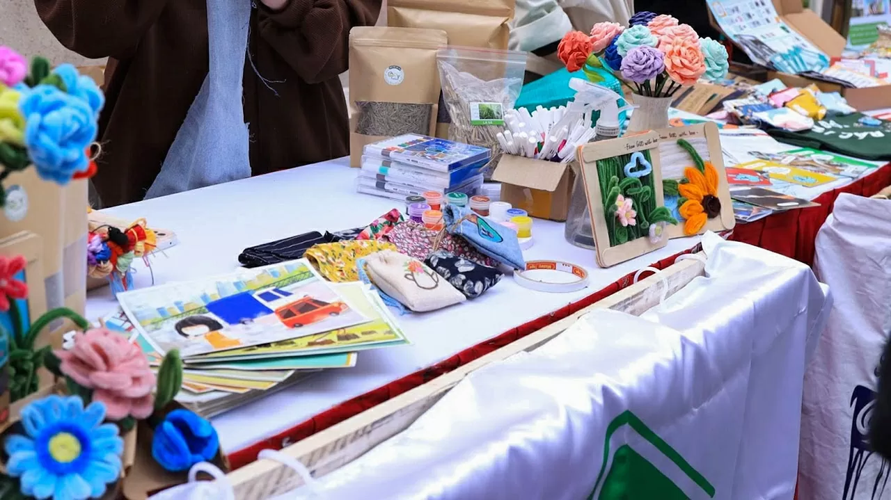 Lễ hội tắt đèn bật ý tưởng 2025: ‘Tắt đèn’ để thấy ‘ý tưởng’ sáng. Rác thải được tái chế thành những đồ vật xinh xắn. 