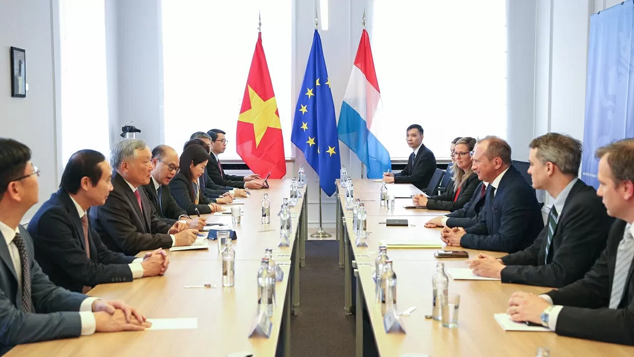 Phó Thủ tướng Thường trực Chính phủ Nguyễn Hòa Bình và Bộ trưởng Tài chính Luxembourg Gilles Roth thống nhất sẽ sớm ký kết một Bản ghi nhớ về hợp tác trong xây dựng trung tâm tài chính quốc tế tại Việt Nam. (Nguồn: VGP News)