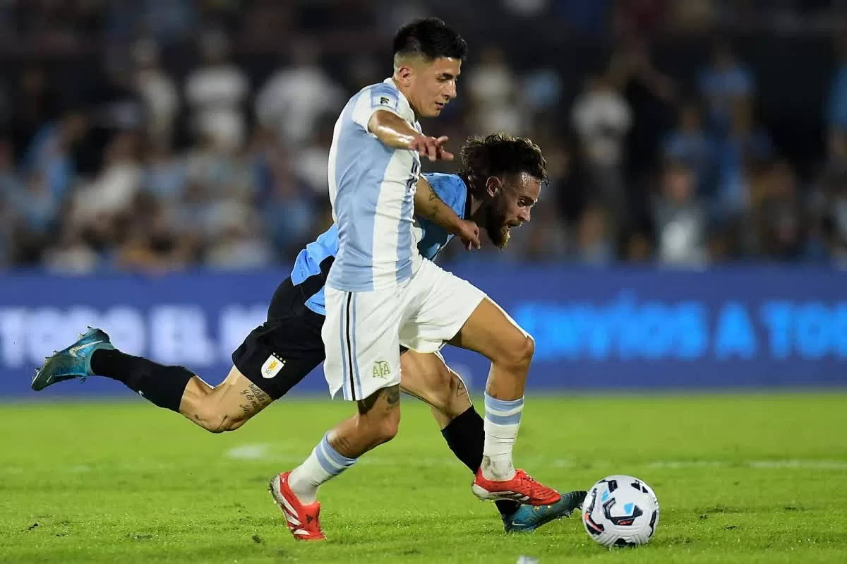  phút 68, Thiago Almada thực hiện cú cứa lòng tuyệt đẹp mở tỷ số trận đấu Không có Lionel Messi, Argentina vẫn thắng sân khách, tràn đầy cơ hội dự World Cup. (Nguồn: lagaceta.com.ar)