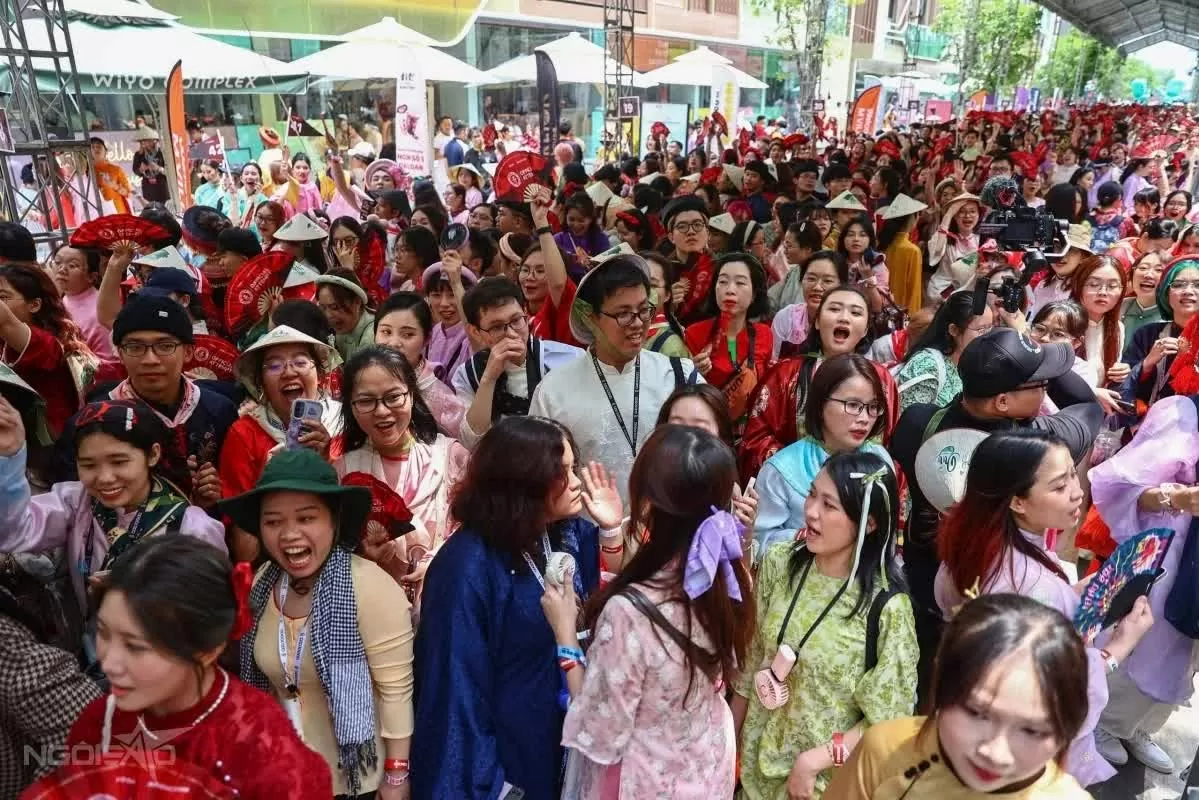 Fan mặc trang phục truyền thống khi xem concert theo khuyến khích tôn vinh văn hóa Việt Nam từ ban tổ chức. Fan mặc trang phục truyền thống khi xem concert theo khuyến khích tôn vinh văn hóa Việt Nam từ ban tổ chức.