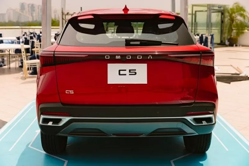 Cụm đèn hậu LED kéo dài tạo vẻ liền mạch và hiện đại