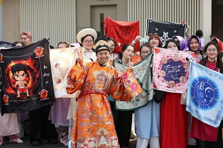 Với sự hưởng ứng của hàng nghìn người, chương trình tạo nên ấn tượng mạnh về sự gắn kết của cộng đồng, lan tỏa tinh thần tự hào dân tộc qua những bộ trang phục truyền thống. (Nguồn: VTC)