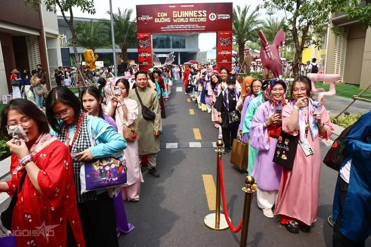 hán giả xếp hàng dưới thời tiết hơn 31 độ C.