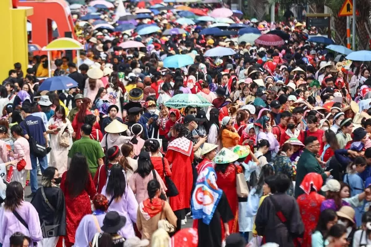 Họ tham gia các hoạt động bên lề như xác lập Kỷ lục Guinness 'Sự kiện có số lượng người tham gia mặc trang phục truyền thống Việt Nam đông nhất', chụp ảnh ở các gian hàng của fan và nhà tài trợ, trước khi tận hưởng không gian âm nhạc với 33 anh tài. Đường vào địa điểm biểu diễn kẹt cứng cả km.