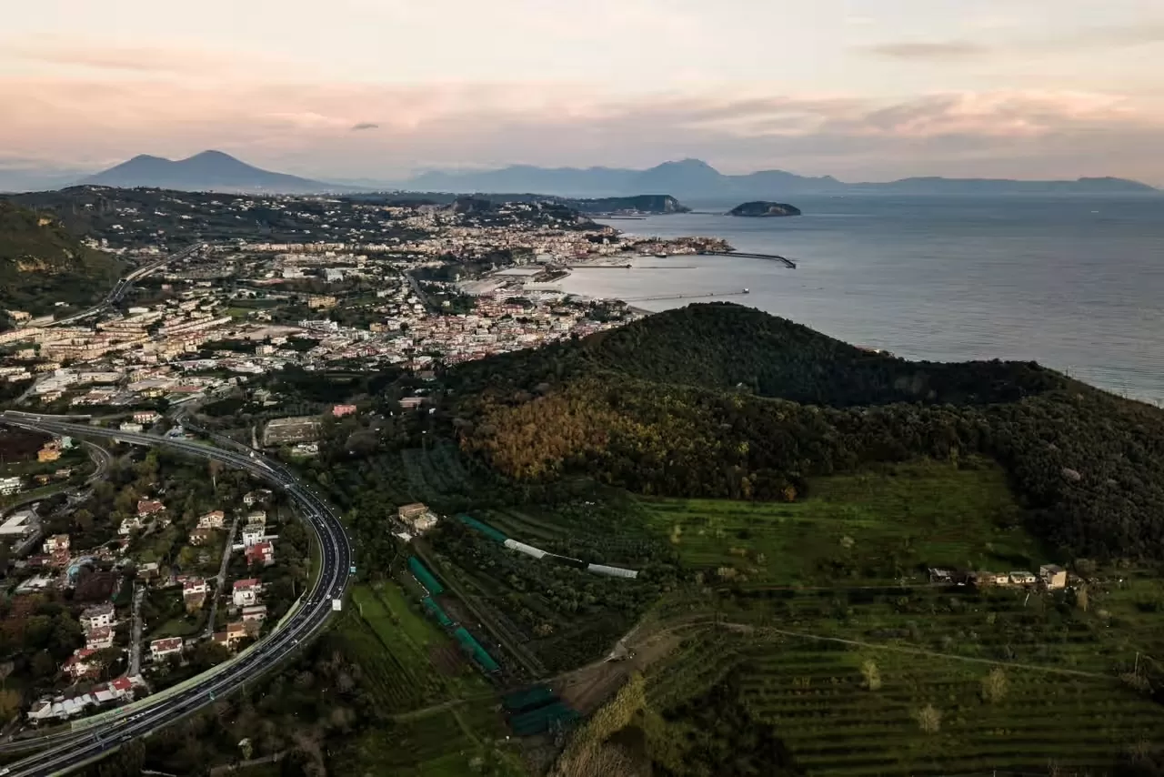 Cuộc sống ở vùng núi lửa Phlegraean Fields của Italy Cuộc sống ở siêu núi lửa Phlegraean Fields của Italy