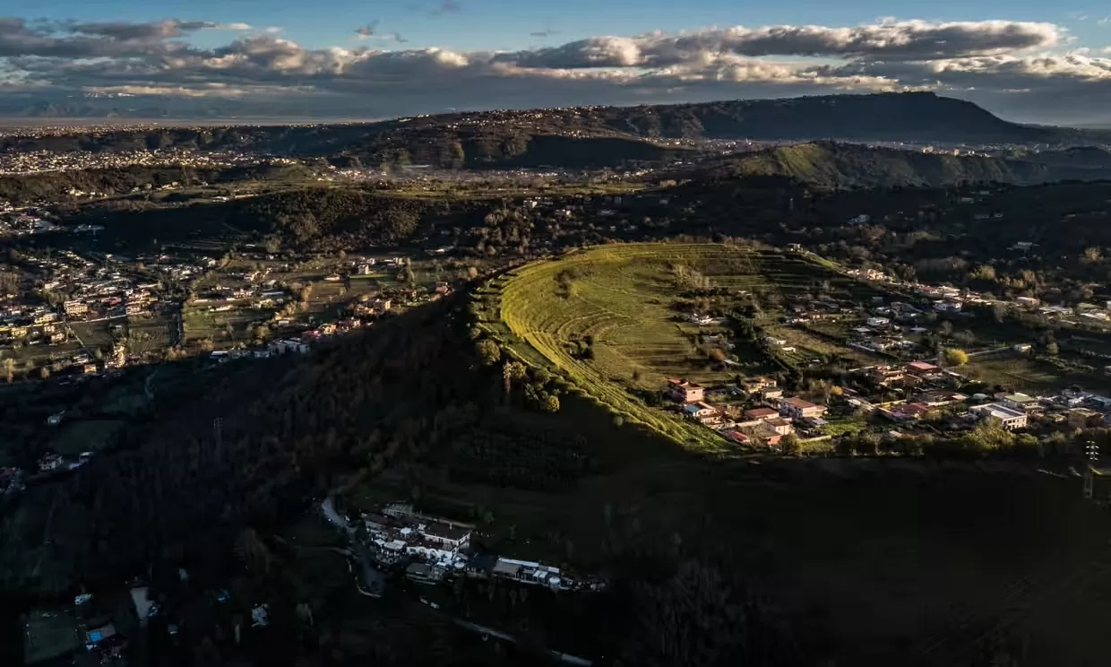 Cuộc sống ở siêu núi lửa Phlegraean Fields của Italy