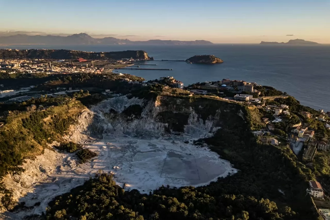 Cuộc sống ở vùng núi lửa Phlegraean Fields của Italy Cuộc sống ở siêu núi lửa Phlegraean Fields của Italy