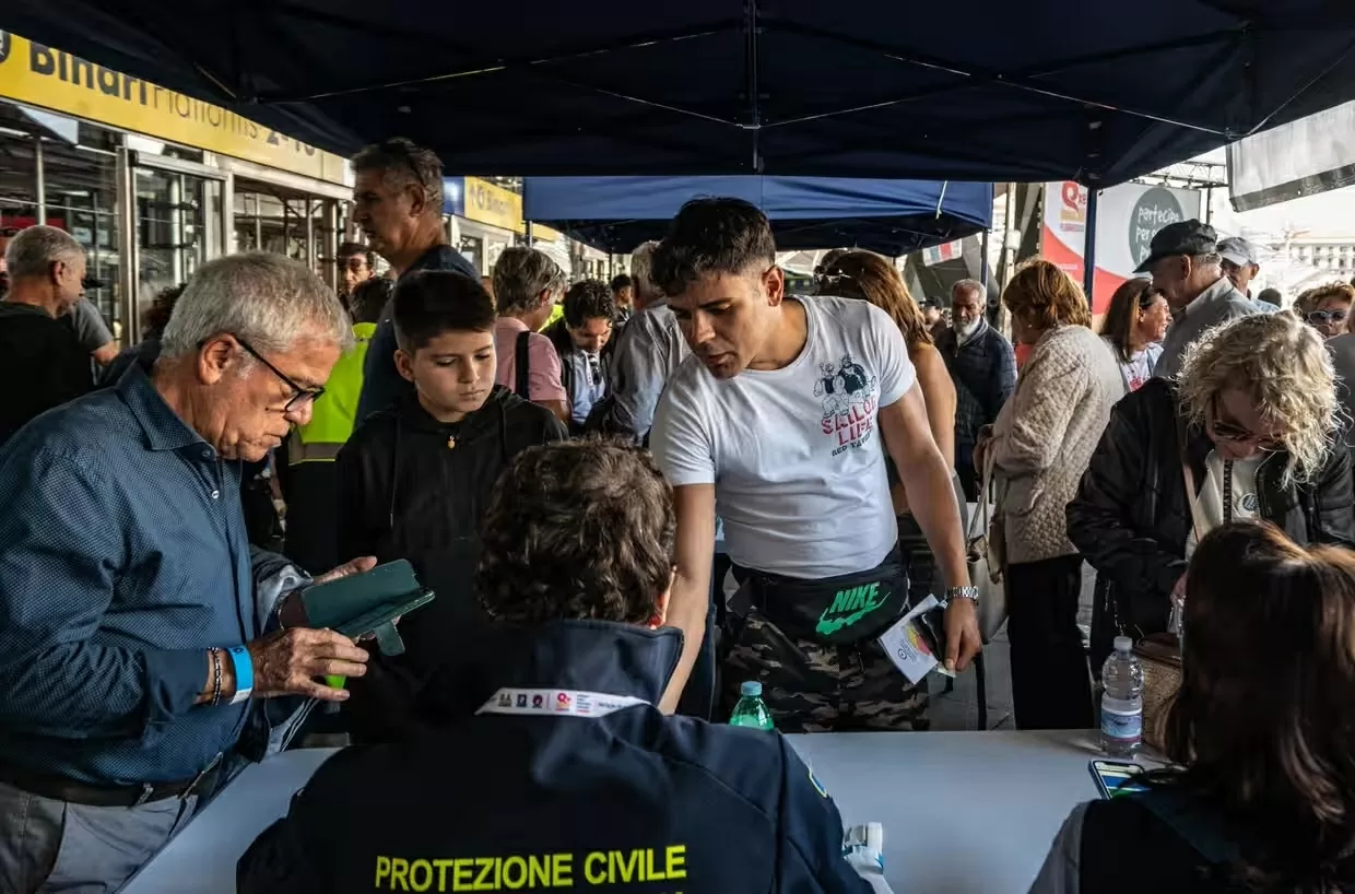 Cuộc sống ở siêu núi lửa Phlegraean Fields của Italy