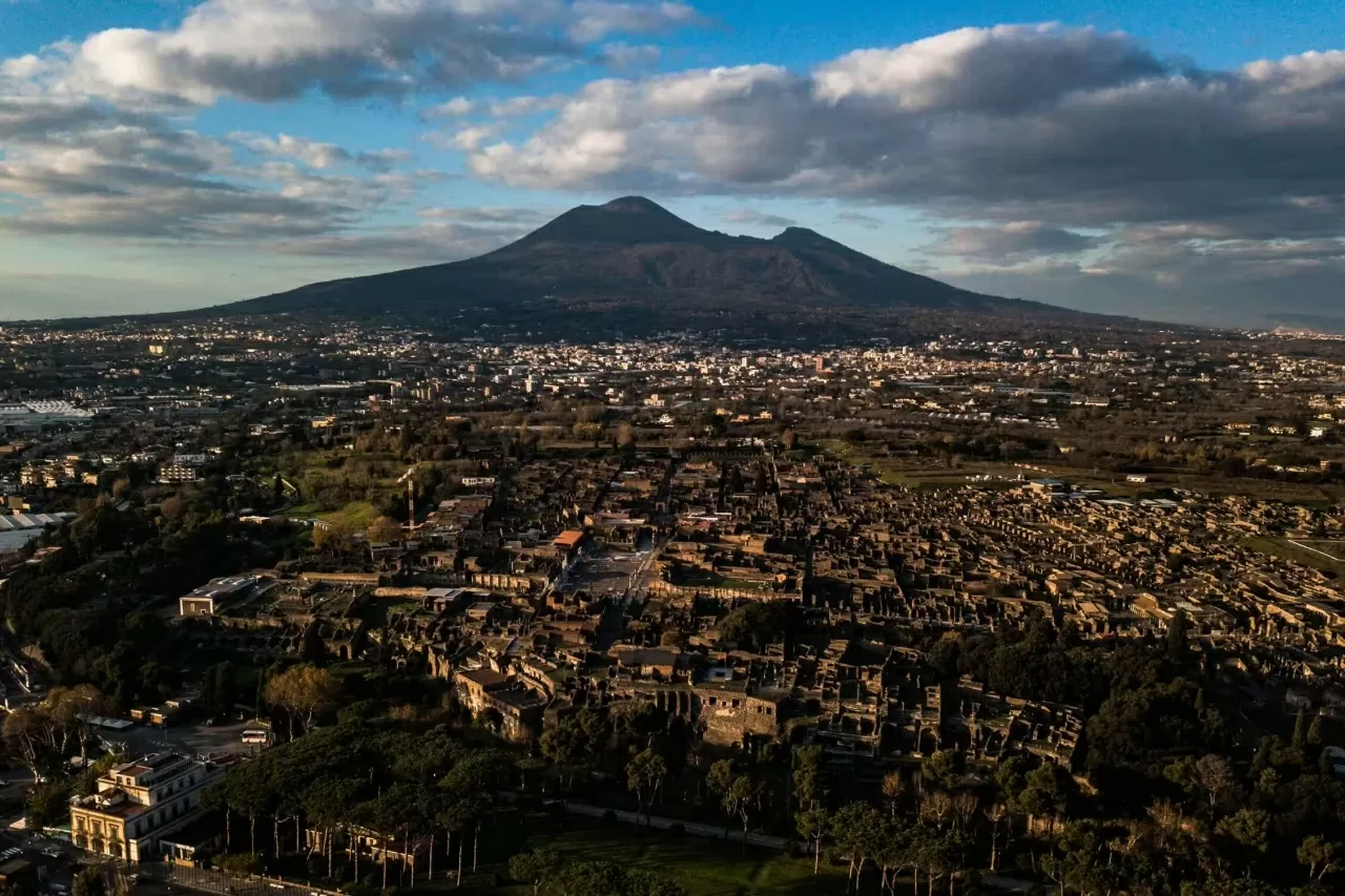 Cuộc sống ở siêu núi lửa Phlegraean Fields của Italy