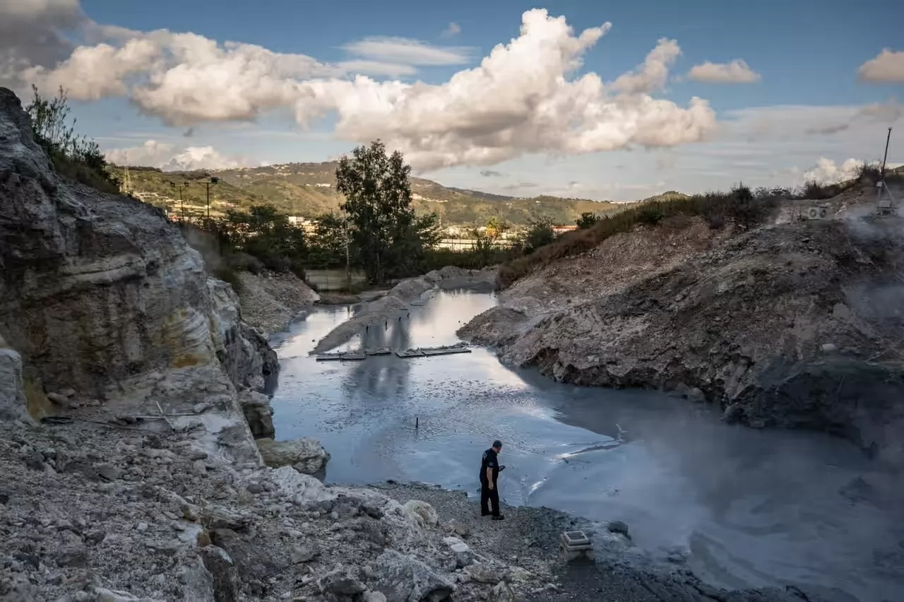 Cuộc sống ở siêu núi lửa Phlegraean Fields của Italy