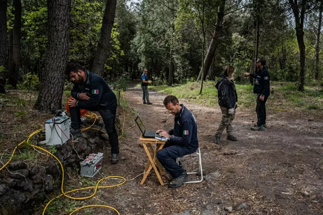Cuộc sống ở siêu núi lửa Phlegraean Fields của Italy