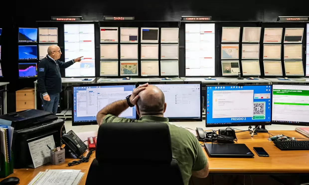 Cuộc sống ở siêu núi lửa Phlegraean Fields của Italy