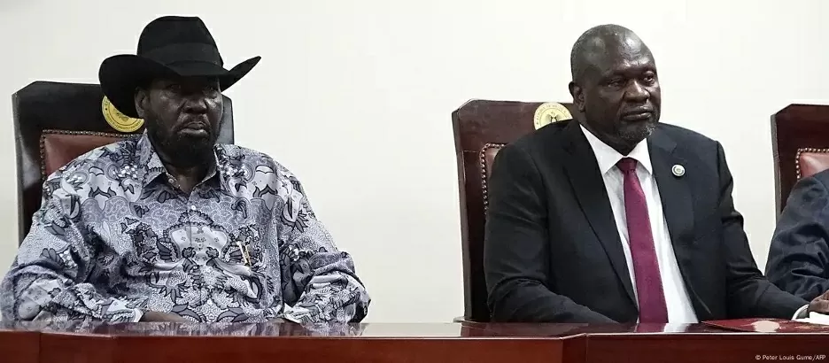Kiir (L) và Machar đã thành lập một chính phủ chuyển tiếp nhưng sự sắp xếp hiện nay có vẻ không chắc chắn. (Nguồn: AFP)