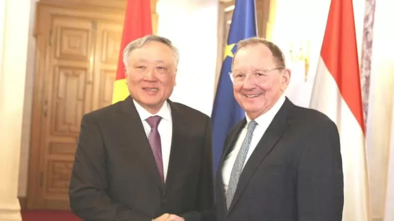 Phó Thủ tướng Thường trực Chính phủ Nguyễn Hòa Bình gặp Phó Chủ tịch Nghị viện Luxembourg Fernand Etgen (Ảnh: VGP/Nguyễn Hoàng)