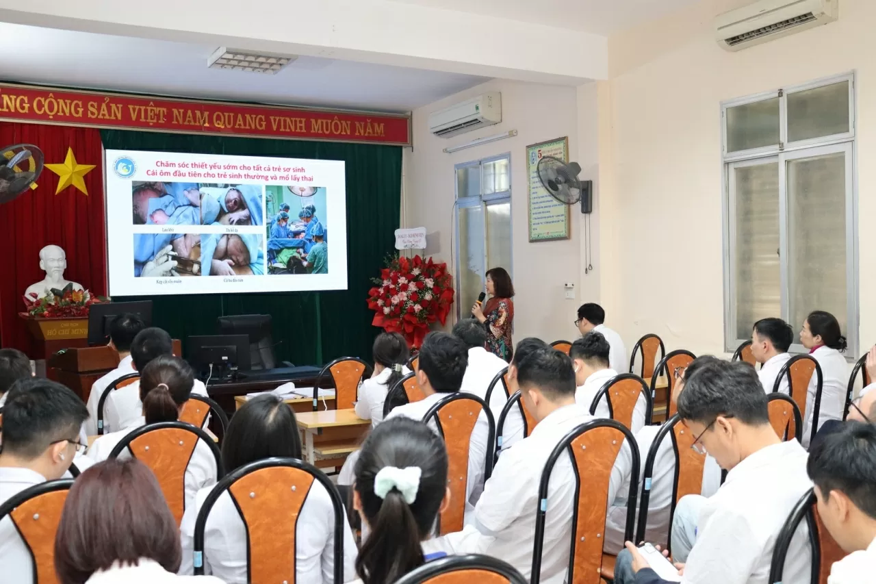 Bệnh viện Phụ sản Thanh Hóa, buổi sinh hoạt chuyên môn với chủ đề “Chăm sóc sơ sinh thiết yếu sớm cho bà mẹ và trẻ sơ sinh”. (Nguồn: Facebook) 