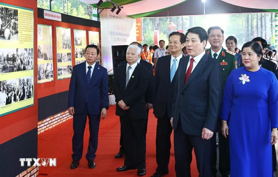 Chủ tịch nước Lương Cường với các đại biểu dự Lễ kỷ niệm 50 năm Giải phóng tỉnh Bình Phước (23/3/1975 – 23/3/2025). (Ảnh: Lâm Khánh/TTXVN)