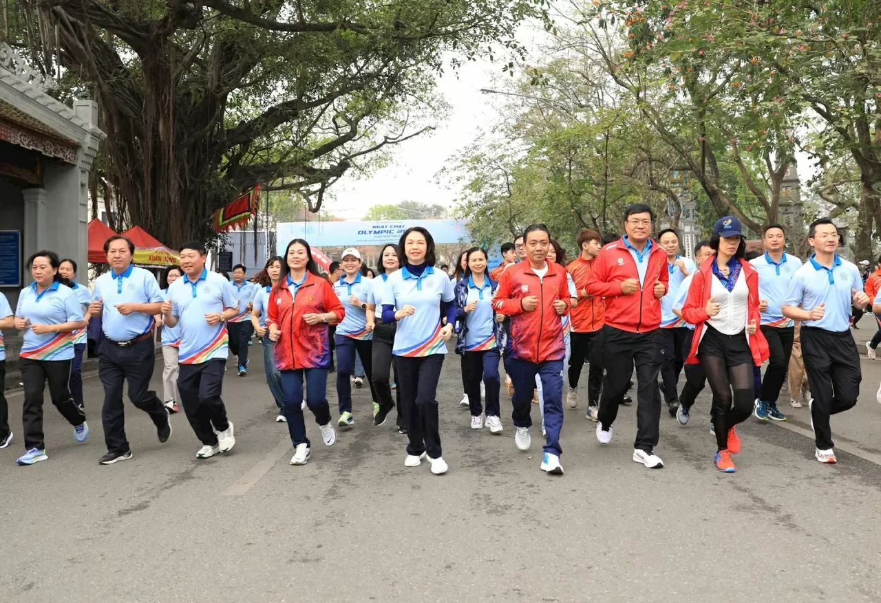 Các đại biểu chạy hưởng ứng tại lễ phát động. (Nguồn: Hanoimoi)