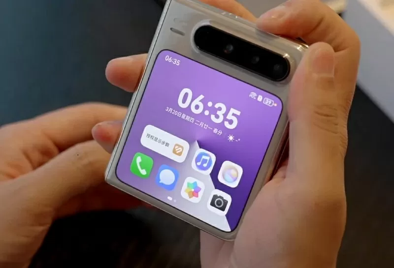 Người dùng có thể sử dụng màn hình ngoài của Pura X như một chiếc điện thoại độc lập