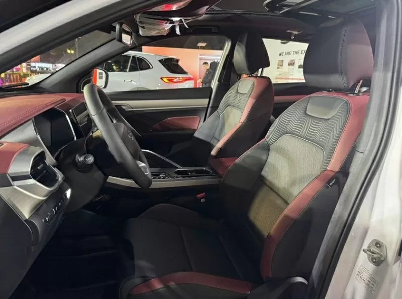 Geely Coolray sở hữu cần số điện tử – một tính năng thường chỉ thấy trên những dòng xe cao cấp