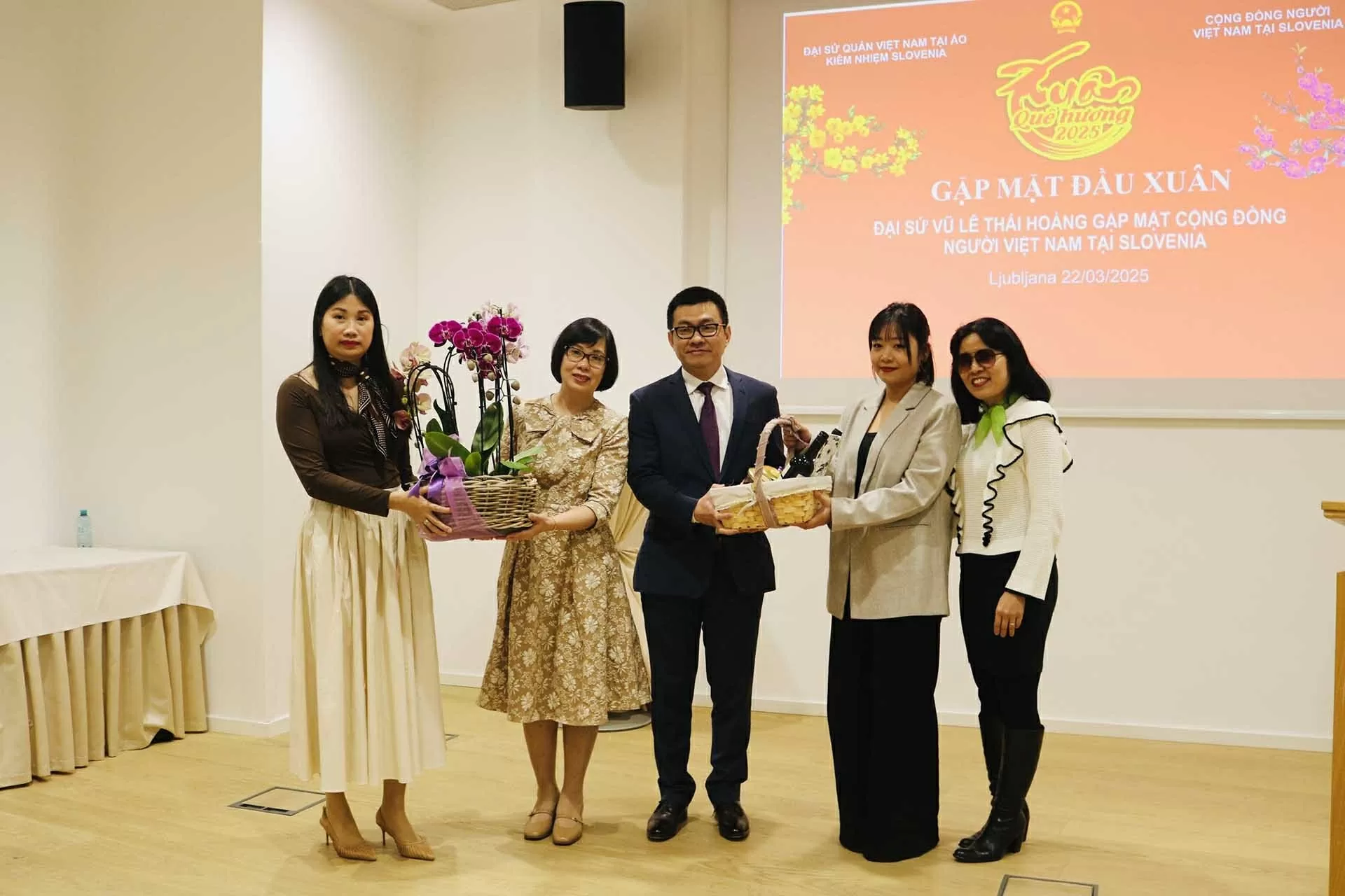 Đại sứ quán Việt Nam gặp mặt bà con kiều bào tại Slovenia đầu Xuân 2025 Đại sứ quán Việt Nam gặp mặt bà con kiều bào tại Slovenia đầu Xuân 2025