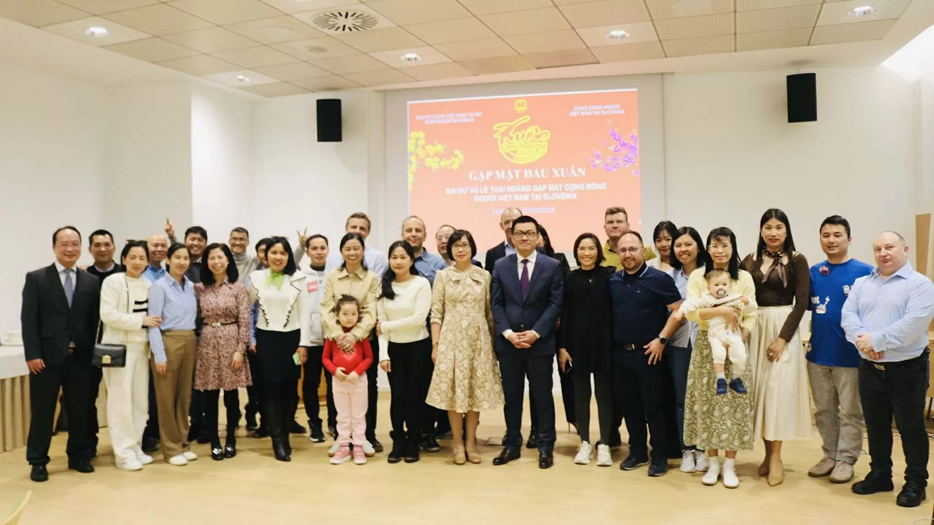 Đại sứ quán Việt Nam gặp mặt bà con kiều bào tại Slovenia đầu Xuân 2025 Đại sứ quán Việt Nam gặp mặt bà con kiều bào tại Slovenia đầu Xuân 2025
