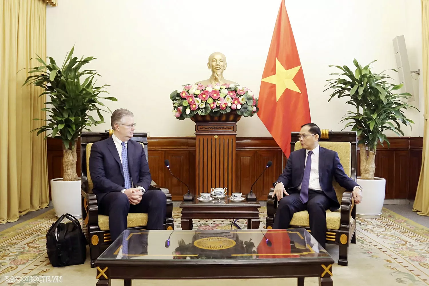 Phó Thủ tướng, Bộ trưởng Ngoại giao Bùi Thanh Sơn tiếp lãnh đạo Tập đoàn Asia Group Daniel Kritenbrink Phó Thủ tướng, Bộ trưởng Ngoại giao Bùi Thanh Sơn tiếp lãnh đạo Tập đoàn Asia Group Daniel Kritenbrink