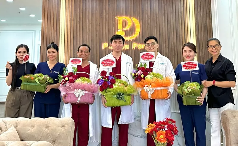 Đội ngũ bác sĩ và nhân viên tại trong một sự kiện nội bộ.