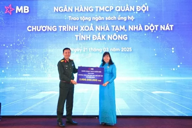 MB đã trao tặng 2 tỷ đồng cho chương trình MB Bank tiếp tục mở rộng mạng lưới tại Tây Nguyên, thúc đẩy đầu tư và phát triển bền vững