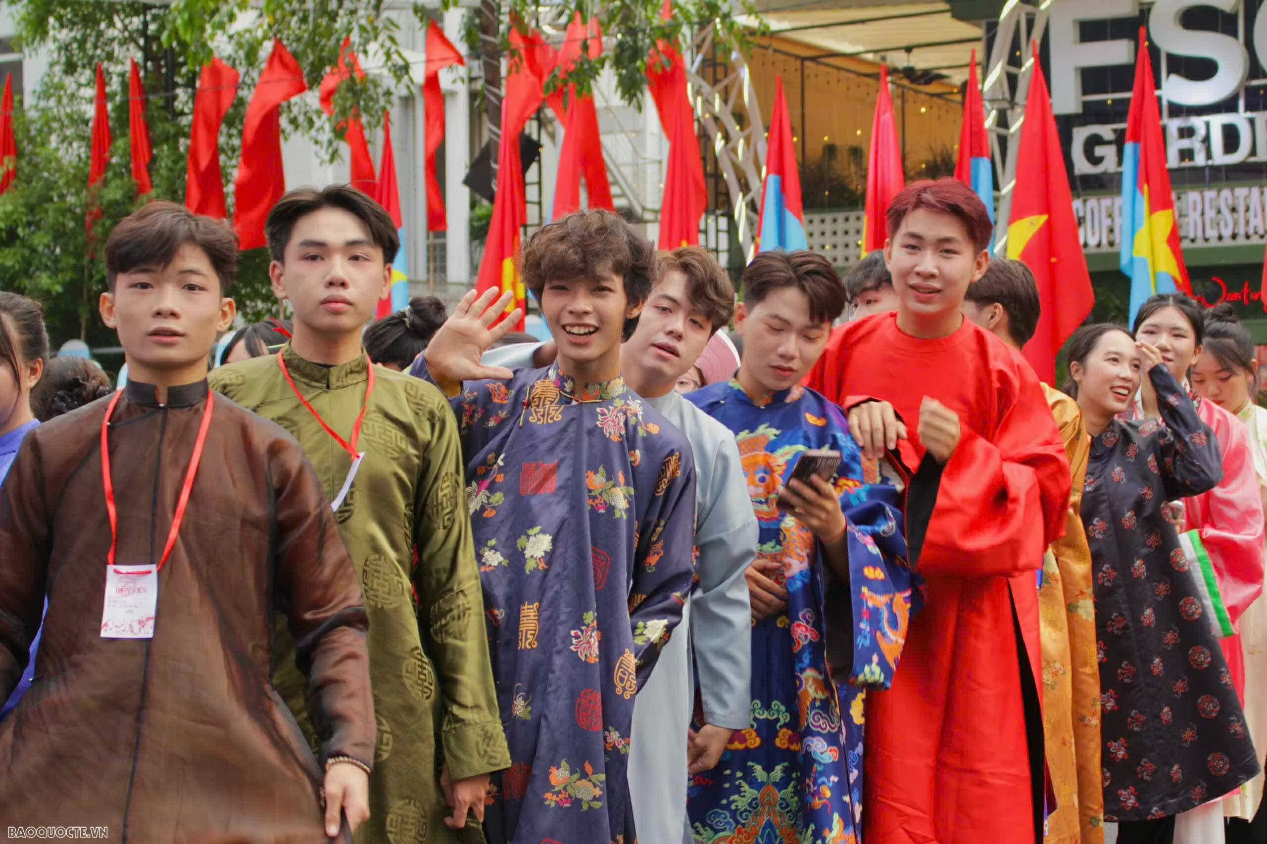 Tôn vinh văn hoá dân tộc tại đêm đồng diễn Việt phục Tôn vinh văn hoá dân tộc tại đêm đồng diễn Việt phục