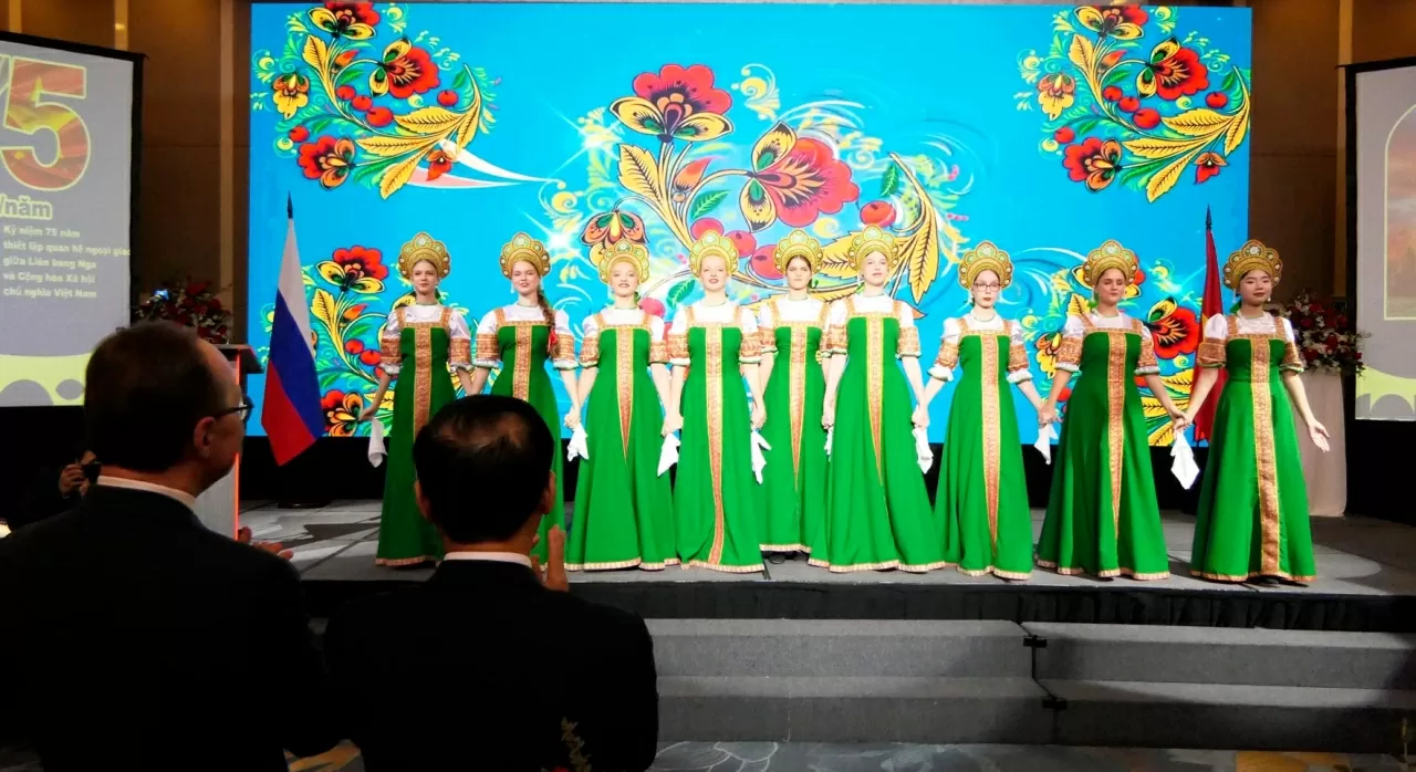 Mở đầu buổi lễ là Vũ điệu Kharavot (ũ điệu truyền thống, đặc trưng của người Nga). (Ảnh:Thành Long)