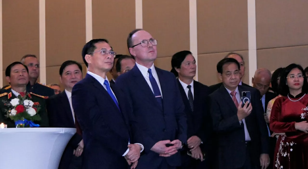 Phó Thủ tướng, Bộ trưởng Ngoại giao Bùi Thanh Sơn và Đại sứ Gennady Bezdetko xúc động xem lại những thước phim tài liệu ghi lại những dấu mốc trong suốt 75 năm quan hệ Ngoại giao Việt Nam-Nga. (Ảnh:Thành Long) Phó Thủ tướng, Bộ trưởng Ngoại giao Bùi Thanh Sơn và Đại sứ Gennady Bezdetko xúc động xem lại những thước phim tài liệu ghi lại những dấu mốc trong suốt 75 năm quan hệ Ngoại giao Việt Nam-Nga. (Ảnh:Thành Long)