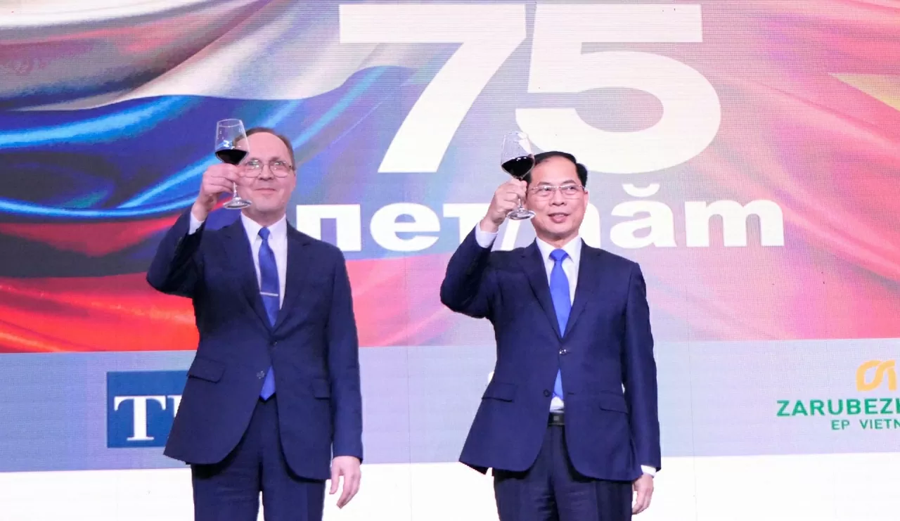 Phó Thủ tướng, Bộ trưởng Ngoại giao Bùi Thanh Sơn và Đại sứ Gennady Bezdetko cùng nâng ly chúc mừng tại buổi lễ. (Ảnh:Thành Long) Phó Thủ tướng, Bộ trưởng Ngoại giao Bùi Thanh Sơn và Đại sứ Gennady Bezdetko cùng nâng ly chúc mừng tại buổi lễ. (Ảnh:Thành Long)