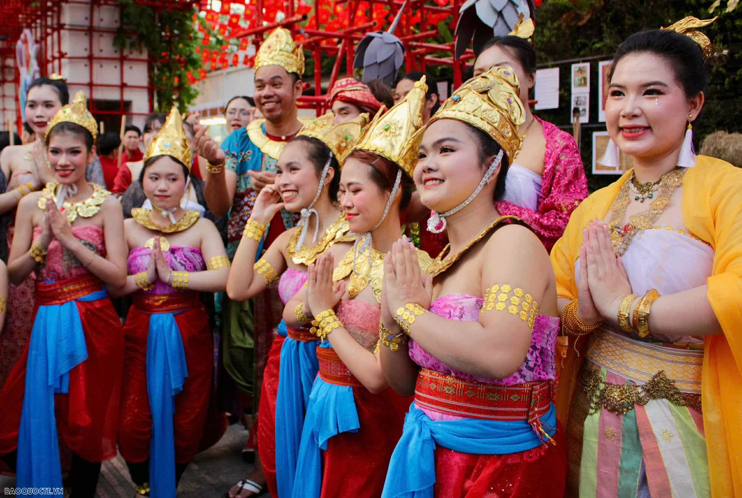 Tôn vinh văn hoá dân tộc tại đêm đồng diễn Việt phục Tôn vinh văn hoá dân tộc tại đêm đồng diễn Việt phục