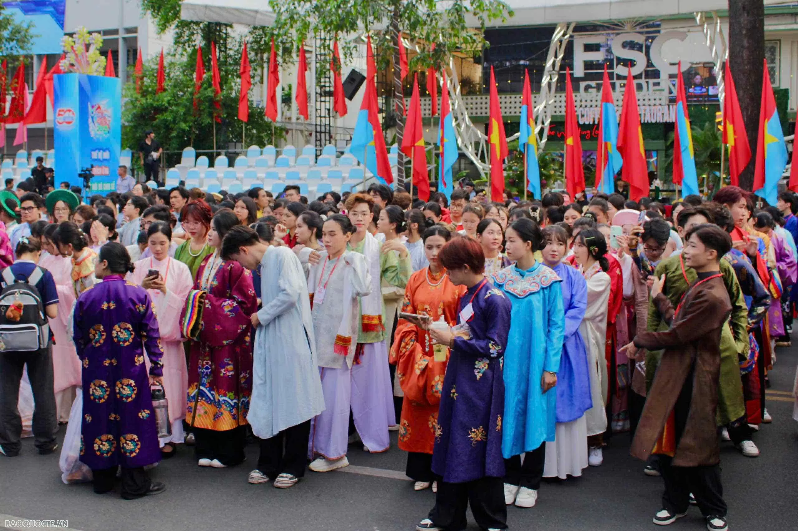 Tôn vinh văn hoá dân tộc tại đêm đồng diễn Việt phục Tôn vinh văn hoá dân tộc tại đêm đồng diễn Việt phục