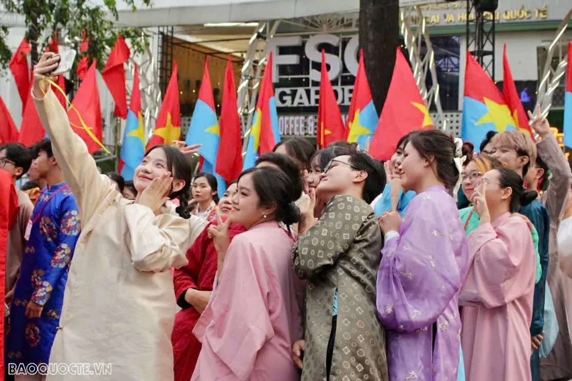 Tôn vinh văn hoá dân tộc tại đêm đồng diễn Việt phục 'Tóc xanh vạt áo' - Tôn vinh văn hoá dân tộc tại đêm đồng diễn Việt phục