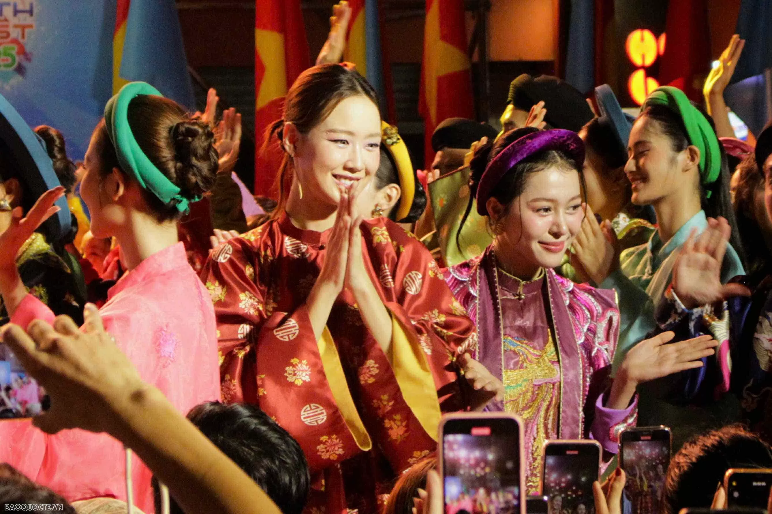 'Tóc xanh vạt áo' - Tôn vinh văn hoá dân tộc tại đêm đồng diễn Việt phục