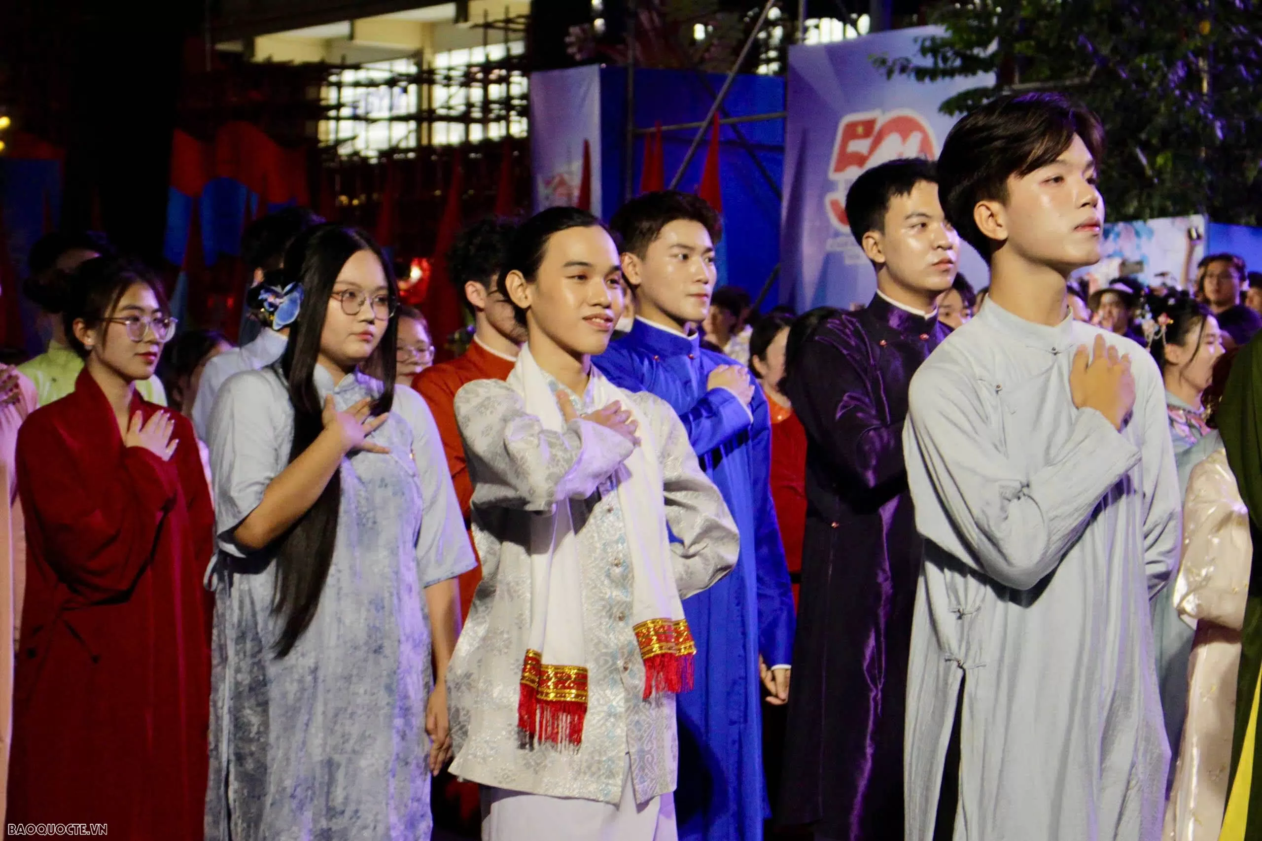 Tôn vinh văn hoá dân tộc tại đêm đồng diễn Việt phục 'Tóc xanh vạt áo' - Tôn vinh văn hoá dân tộc tại đêm đồng diễn Việt phục