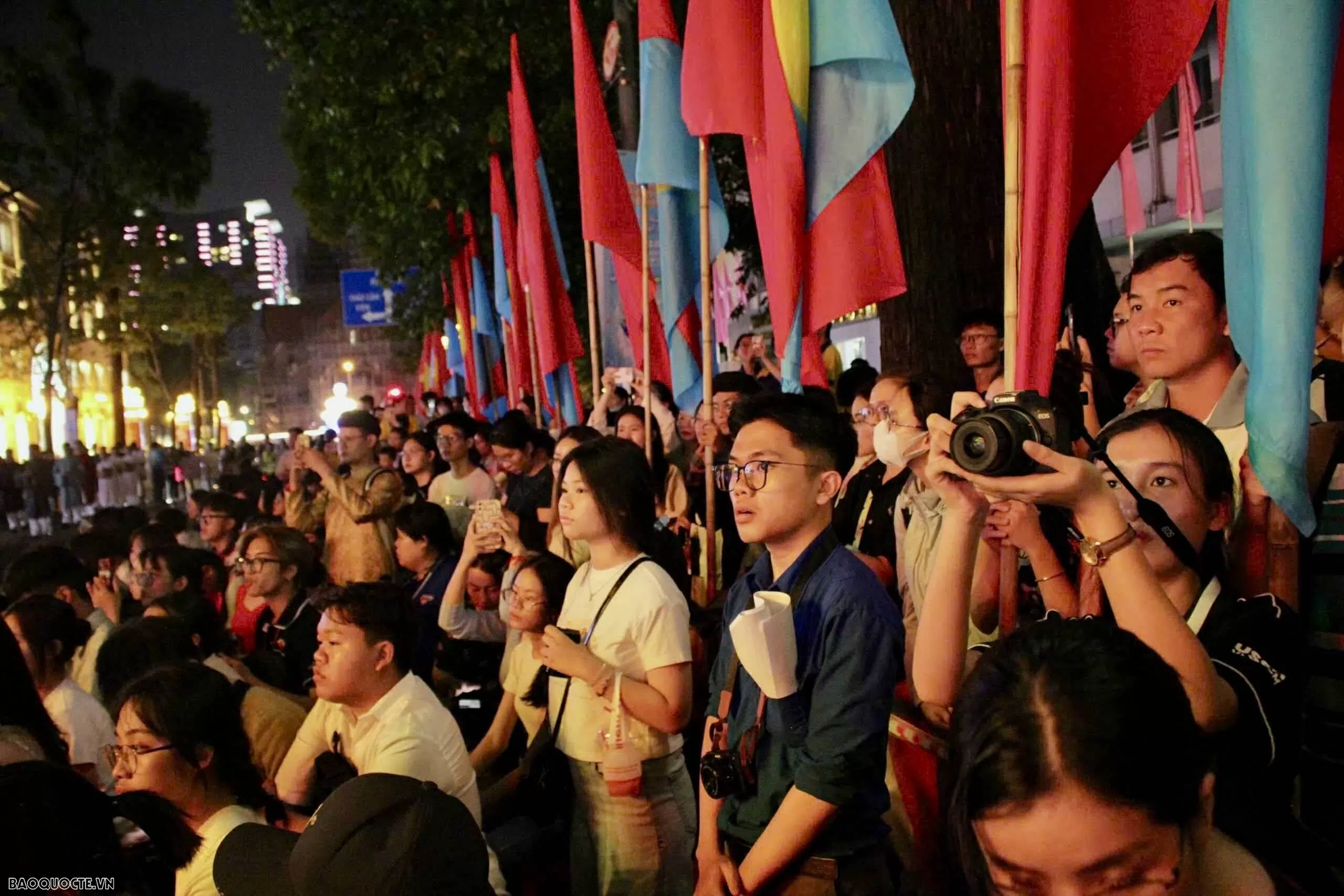 'Tóc xanh vạt áo' - Tôn vinh văn hoá dân tộc tại đêm đồng diễn Việt phục