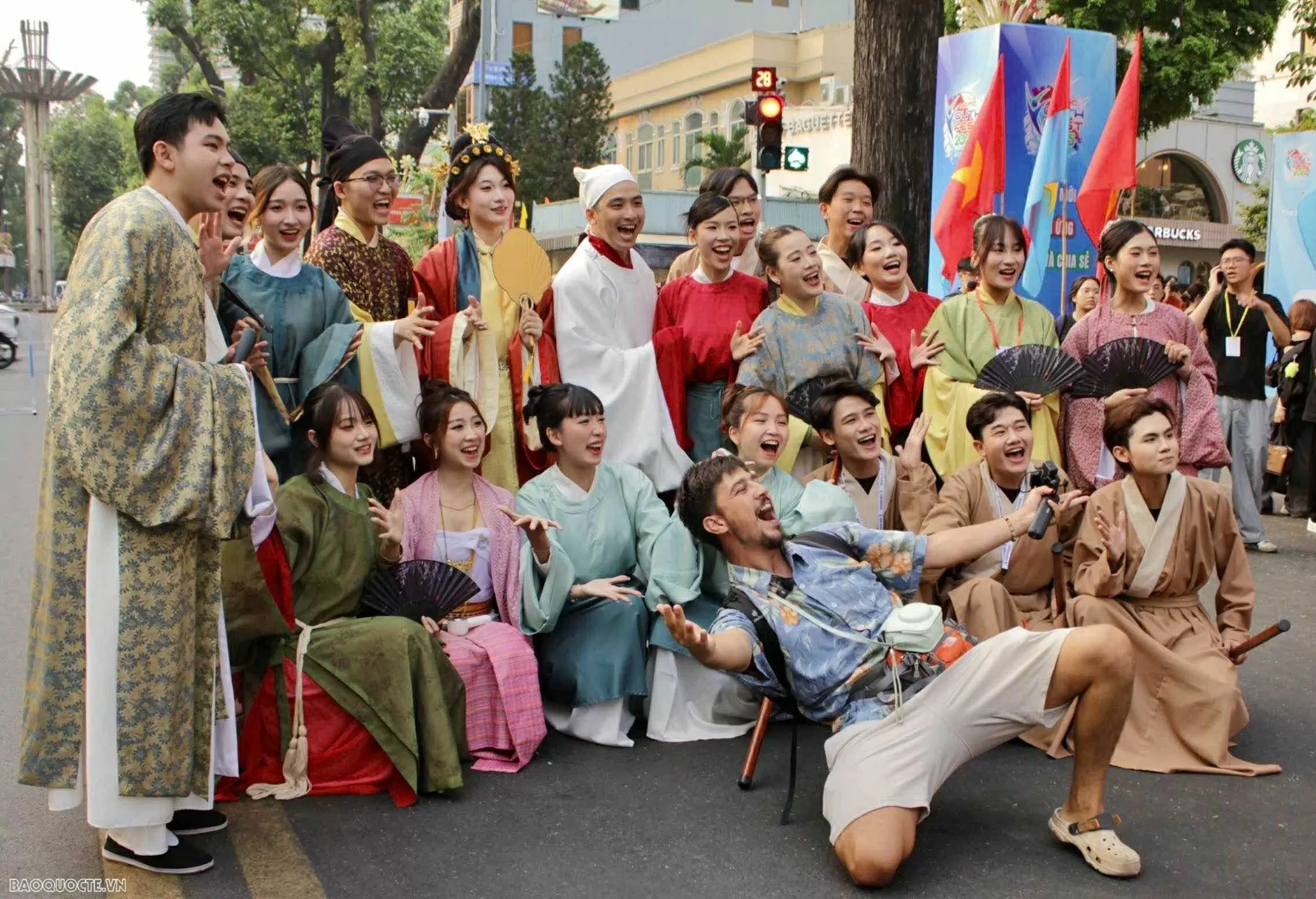 Tôn vinh văn hoá dân tộc tại đêm đồng diễn Việt phục 'Tóc xanh vạt áo' - Tôn vinh văn hoá dân tộc tại đêm đồng diễn Việt phục