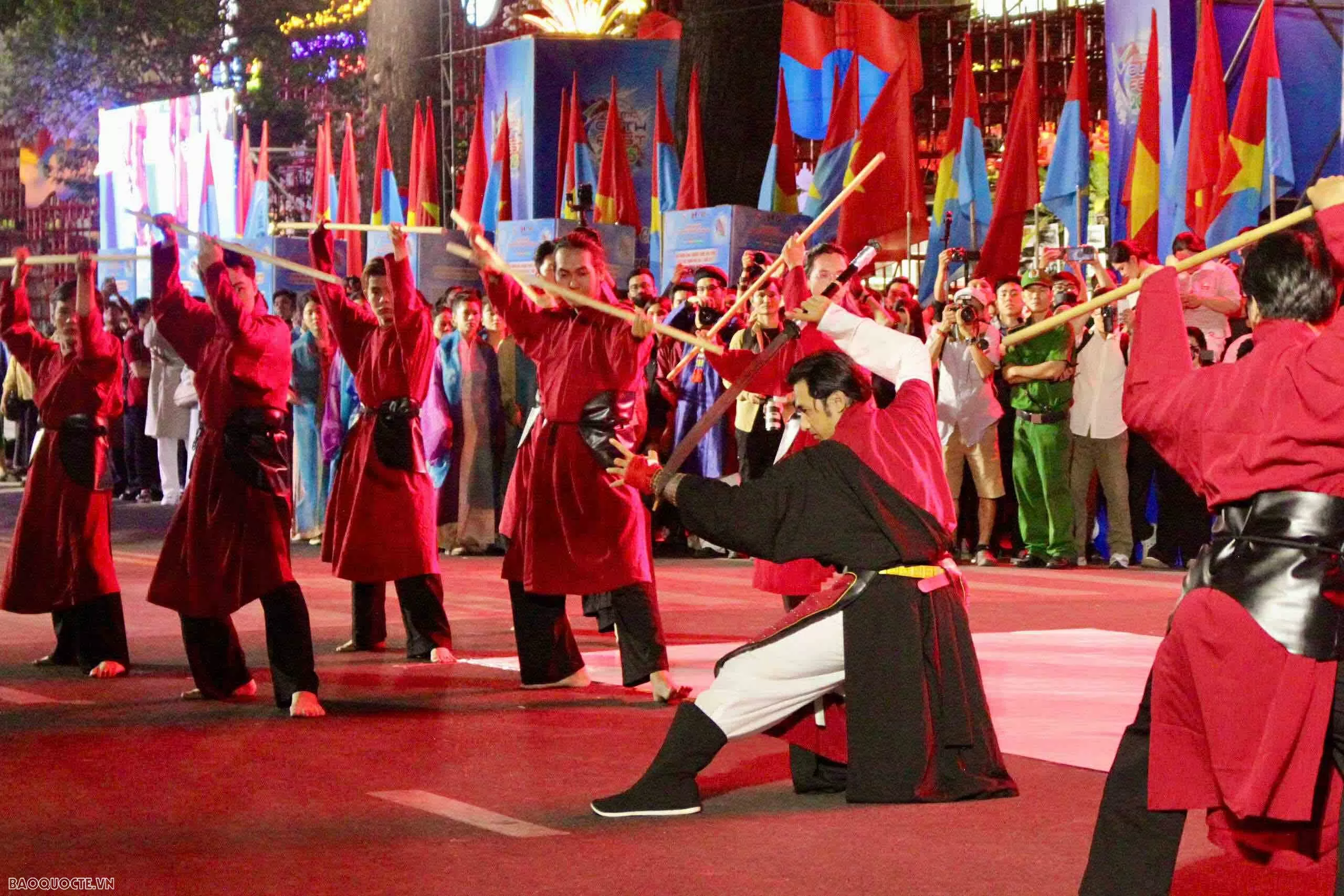 'Tóc xanh vạt áo' - Tôn vinh văn hoá dân tộc tại đêm đồng diễn Việt phục