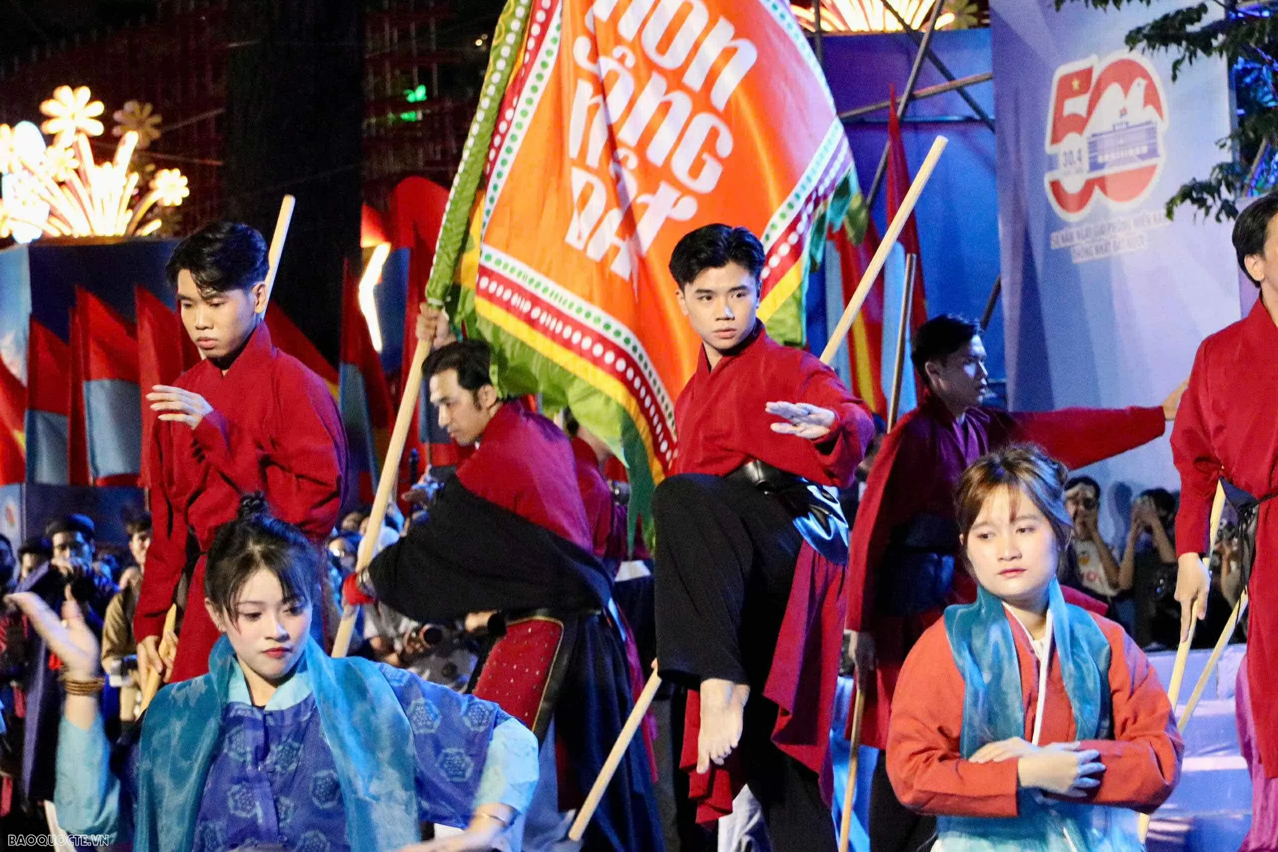 Tôn vinh văn hoá dân tộc tại đêm đồng diễn Việt phục 'Tóc xanh vạt áo' - Tôn vinh văn hoá dân tộc tại đêm đồng diễn Việt phục